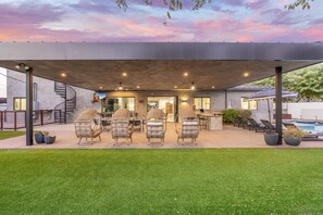 Outdoor dining - June Specials - Walk 2 Old Town, Heated Pool & Spa, Sunset Camelback Mtn Views (Scottsdale)