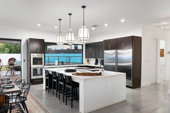 Fridge, microwave, oven, stovetop - June Specials - Walk 2 Old Town, Heated Pool & Spa, Sunset Camelback Mtn Views (Scottsdale)