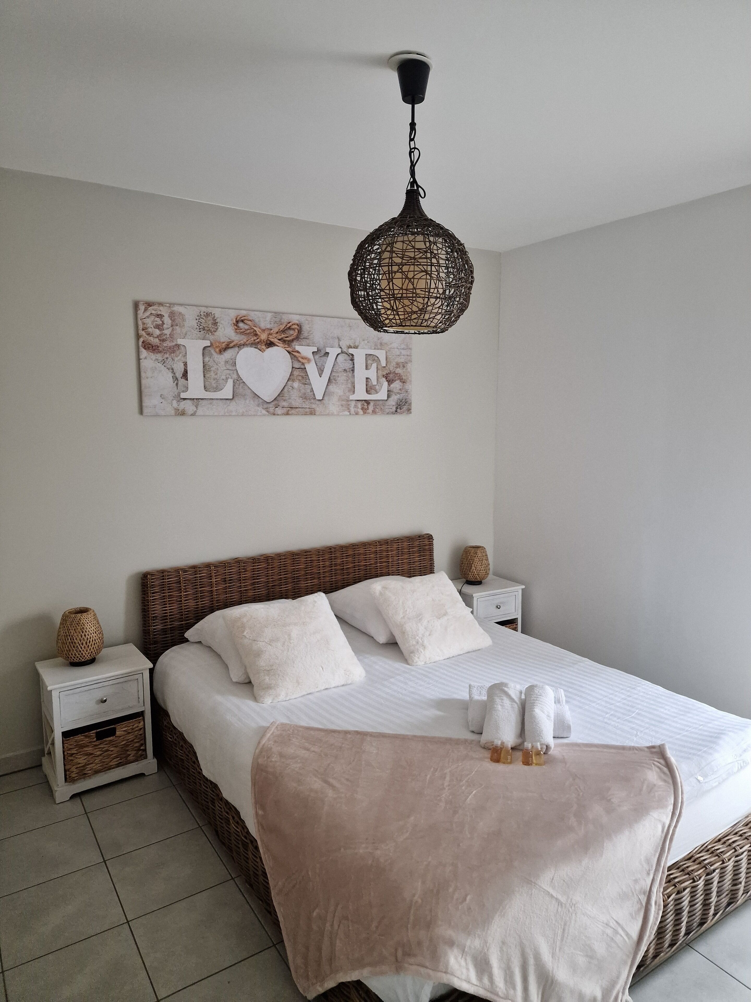 2 soverom, strykejern/-brett, reiseseng for barn og wi-fi (inkludert)