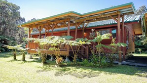 Una casa in legno con portico e giardino.