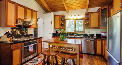 Gorgeous 3b/2b house minutes from Natl Park & Volcano Village. Family friendly!