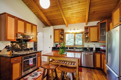 Gorgeous 3b/2b house minutes from Natl Park & Volcano Village. Family friendly!