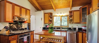 Gorgeous 3b/2b house minutes from Natl Park & Volcano Village. Family friendly!