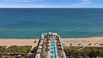 Un complexe hôtelier doté d’une longue piscine, d’un accès à la plage et offrant une vue sur l’océan.