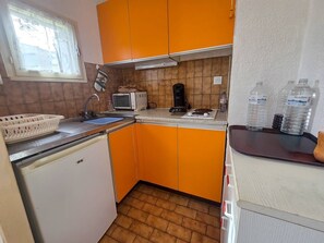 Fridge, oven, cookware/dishes/utensils - CAP D'AGDE Studio - 3 people Residence with swimming pool Mole area (LE CAP D AGDE)