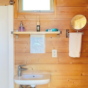 Shower, hair dryer, towels, toilet paper - Scenic Cozy Solar-Powered Tiny Home High in the Rockies Near Vail Ski Resort (Red Cliff)