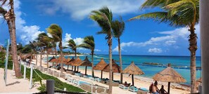 Privat strand, hvit sand og buss til stranden (inkludert)