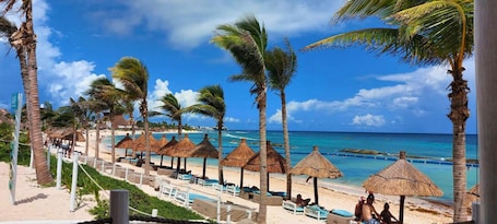 Playa privada, arena blanca, traslado desde/hacia la playa gratis