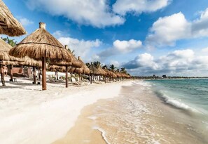 Privat strand, hvit sand og buss til stranden (inkludert)