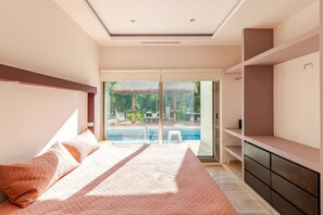 ميني بار وخزنة داخل الغرفة وستائر تعتيم ومكواة/لوح كي