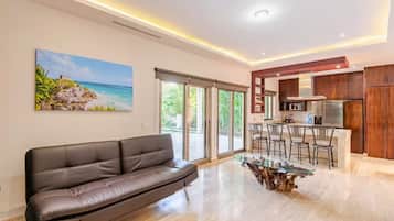 Apartamento de lujo, 2 habitaciones, balcón, vistas al jardín | Sala de estar