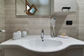 Douche, sèche-cheveux, bidet