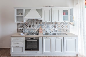 Fridge, oven, stovetop, cookware/dishes/utensils