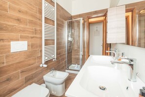 تجهيزات دش، مجففات شعر، مراحيض شطف، مناشف