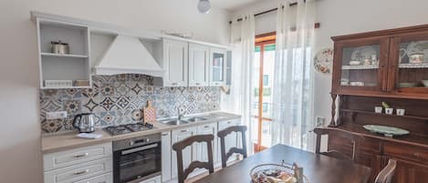 Fridge, oven, stovetop, cookware/dishes/utensils