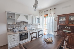 Kühlschrank, Ofen, Herdplatte, Kochgeschirr/Geschirr/Besteck