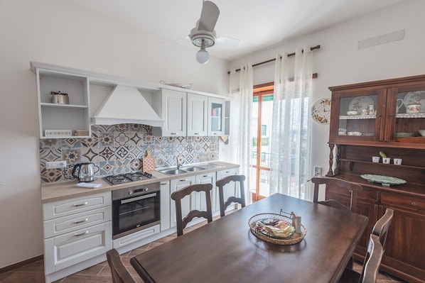 Kühlschrank, Ofen, Herdplatte, Kochgeschirr/Geschirr/Besteck