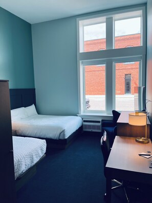 Basic dubbelrum | Skrivbord, arbetsyta för laptop, strykjärn/strykbräda och gratis wi-fi