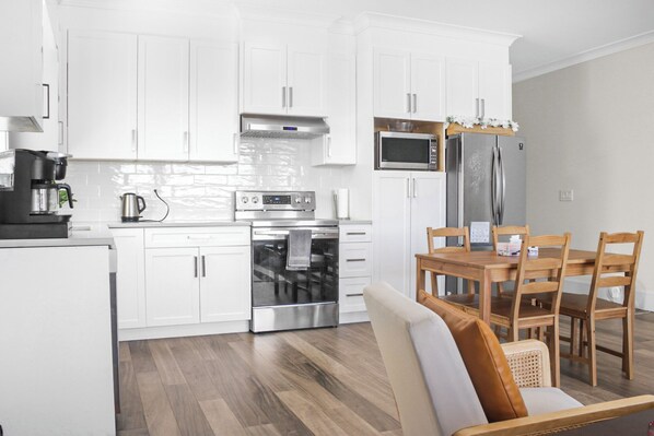 Réfrigérateur, micro-ondes, four, plaque de cuisson