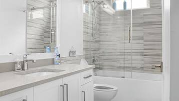 Secador de pelo, toallas, jabón y champú