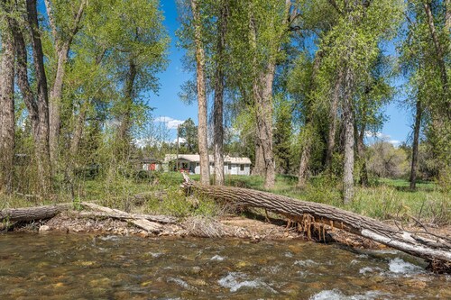 Riverside Home w/Spacious Yard, Full Kitchen, Grill, Pet Friendly, Wifi