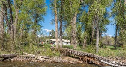 Riverside Home w/Spacious Yard, Full Kitchen, Grill, Pet Friendly, Wifi