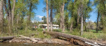 Riverside Home w/Spacious Yard, Full Kitchen, Grill, Pet Friendly, Wifi