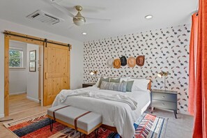 4 soverom, skrivebord, strykejern/-brett og reiseseng for barn