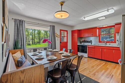 Pet Friendly Riverside Family Retreat with Yard