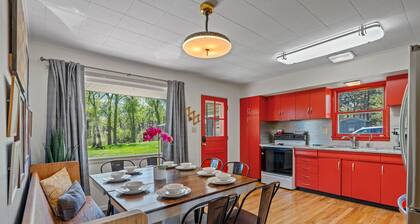 Pet Friendly Riverside Family Retreat with Yard