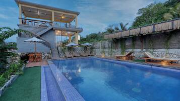 Außenpool, Sonnenschirme, Liegestühle