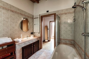 Dusche, Haartrockner, Bidet