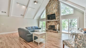 TV connectée, cheminée, table de tennis de table