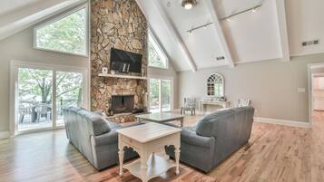 TV connectée, cheminée, table de tennis de table