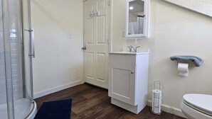 A bathroom with a shower, toilet, and sink. - Nice apartment near Whole Foods, Brown University, Miriam Hospital, Downtown (Providence)