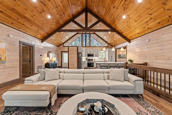 Una Smart TV, una chimenea, un futbolín