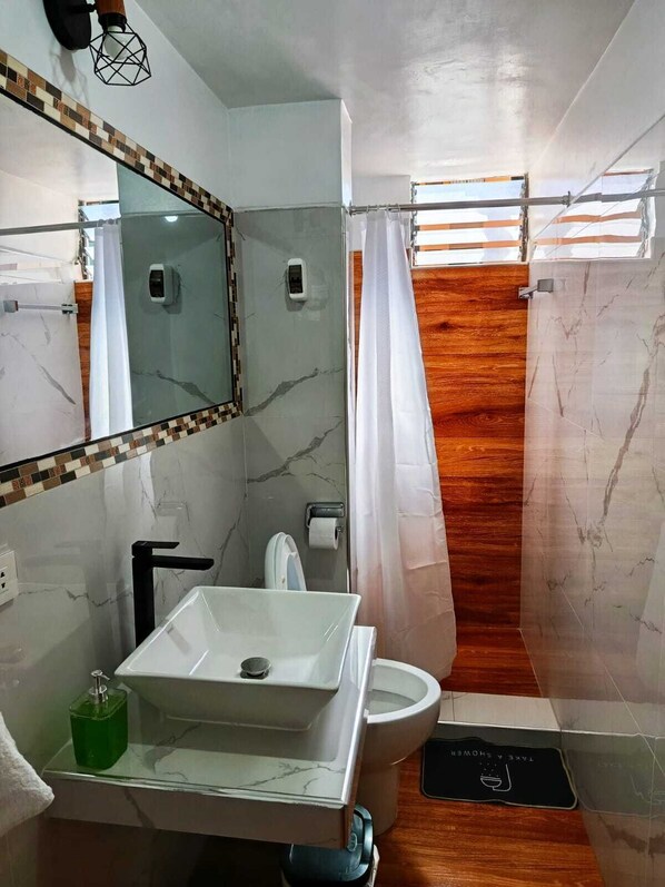 Dusche, Handtücher, Toilettenpapier