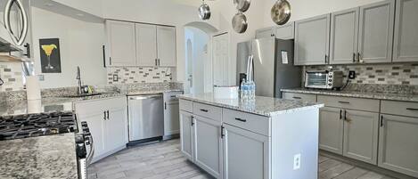 Frigorífico, microondas, horno y placa de cocina