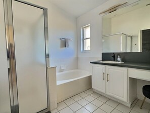 Sèche-cheveux, serviettes fournies