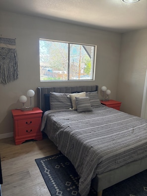 4 habitaciones, escritorio, tabla de planchar con plancha y wifi 