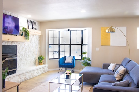 Smart TV, fireplace, video games, table football. Spacious 4-Bedroom Retreat with Pool, Game Barn & Prime Location!