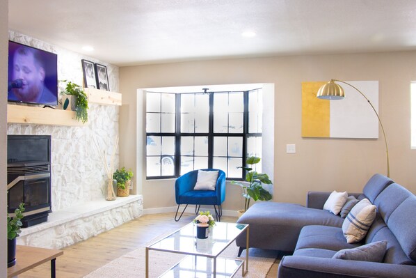 Smart-tv, een open haard, videospelletjes en tafelvoetbal