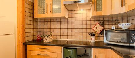 Fridge, microwave, dishwasher, cookware/dishes/utensils
