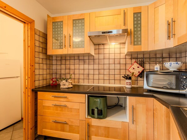 Fridge, microwave, dishwasher, cookware/dishes/utensils