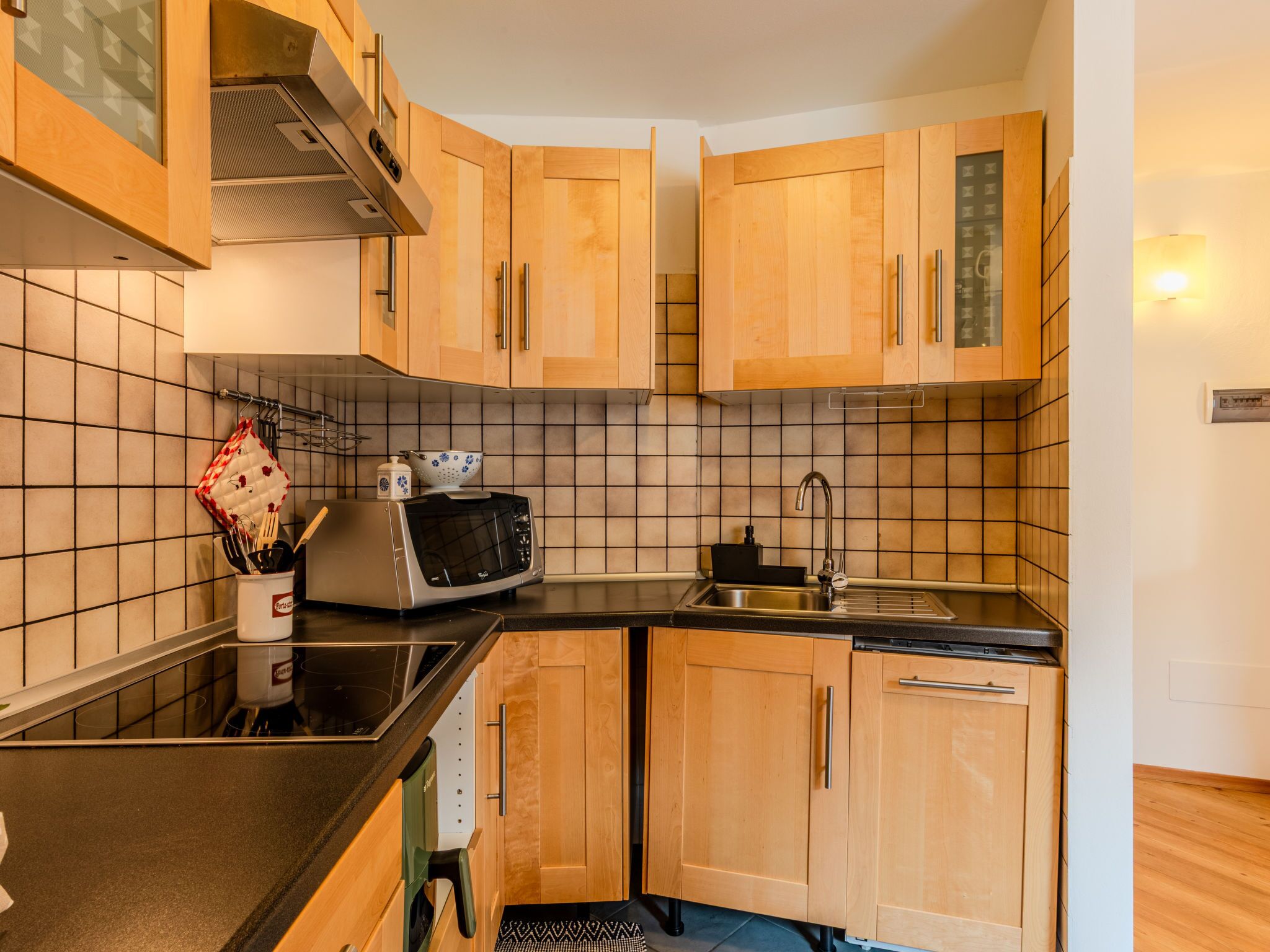 Fridge, microwave, dishwasher, cookware/dishes/utensils