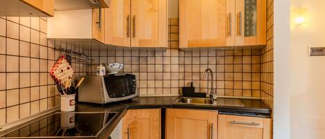 Kühlschrank, Mikrowelle, Geschirrspüler, Kochgeschirr/Geschirr/Besteck