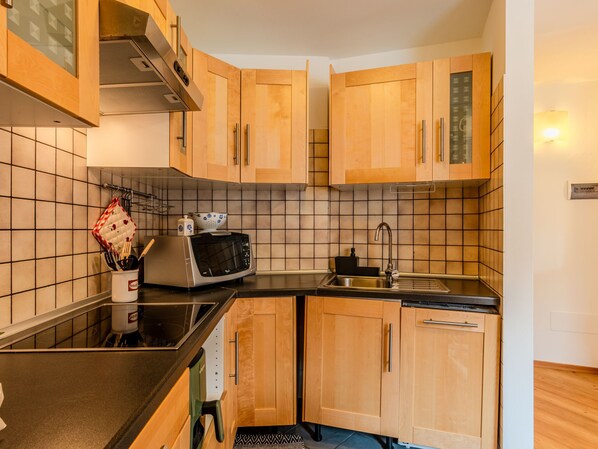 ثلاجة، ميكروويف، غسالة أطباق، مستلزمات طهي/أطباق/أوعية