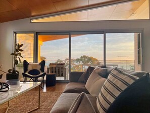 TV, fireplace, table tennis, stereo