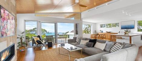 Fernseher, Kamin, Tischtennisplatte, Stereoanlage