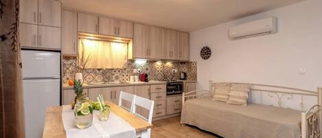 2 bedrooms, desk, iron/ironing board, travel cot